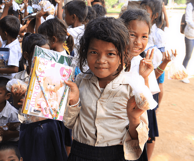 Smiling children showing peace signs at a Pararthya event