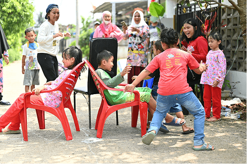 Children playing with chairs outdoors at a Pararthya SDECS program